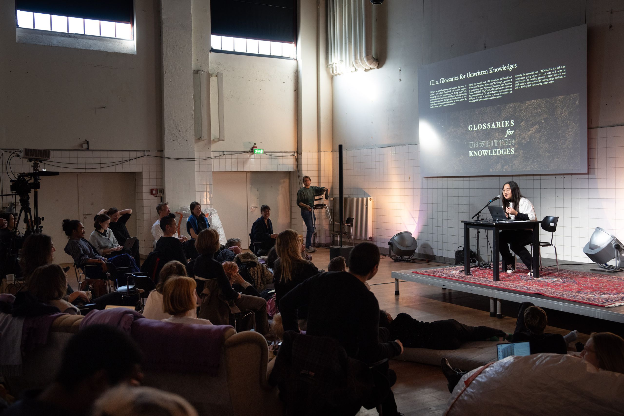 Person auf einer Bühne