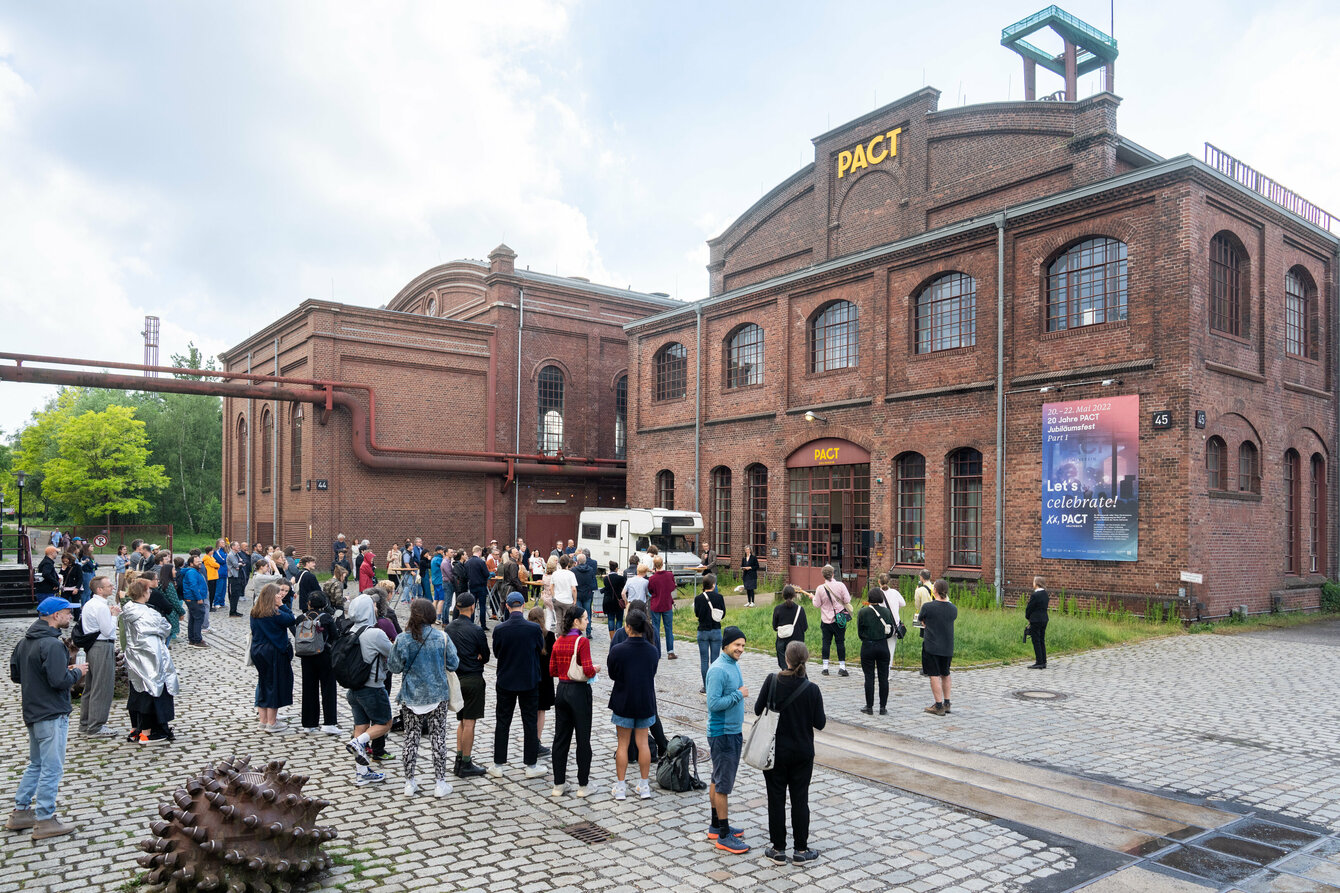 Außenansicht PACT Zollverein mit vielen Menschen davor