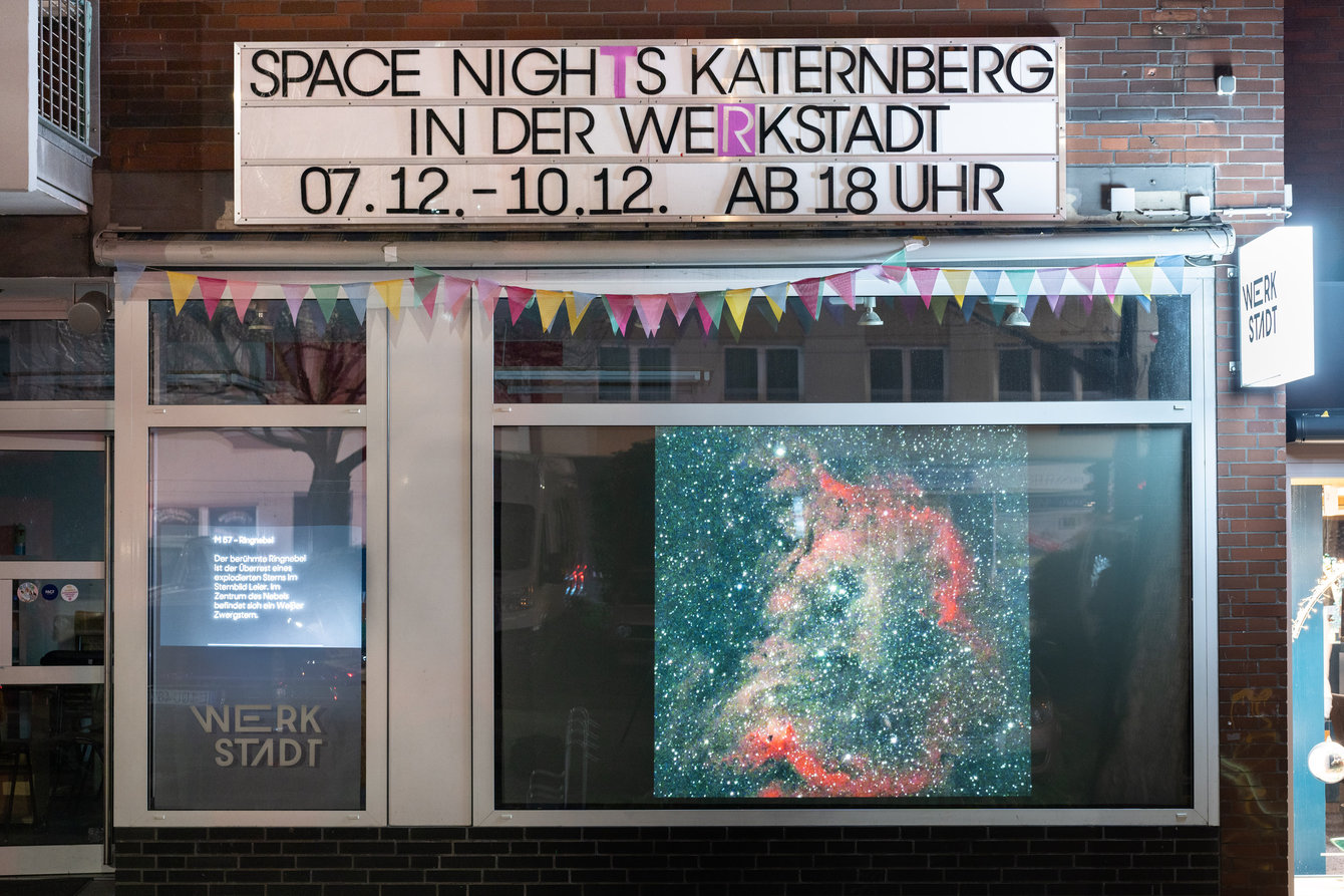 Aufnahme des Schaufenster-Screenings der Spacenights Katernberg vor der WerkStadt