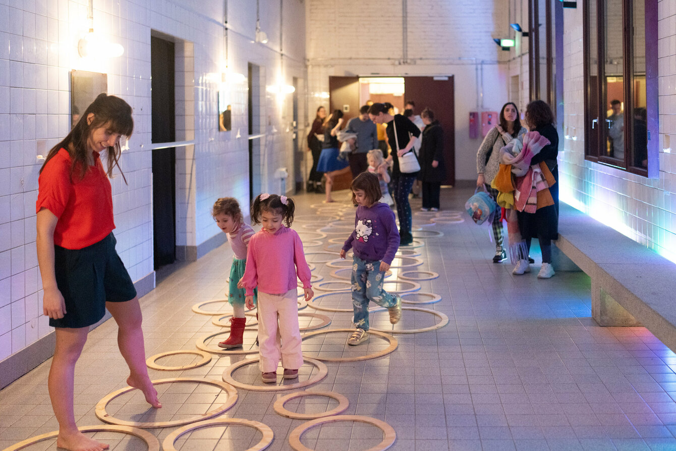 Kinder hüpfen durch Kreise auf dem Flur von PACT Zollverein