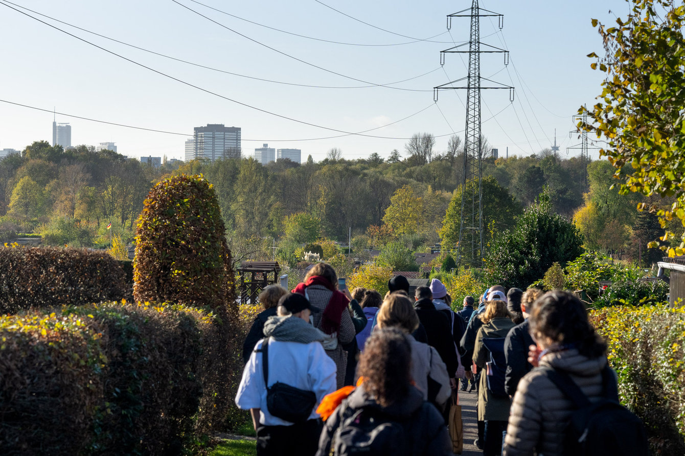 Stadtführung mit Boris Sieverts. Gruppe im Schrebergarten, "Skyline "von Essen,