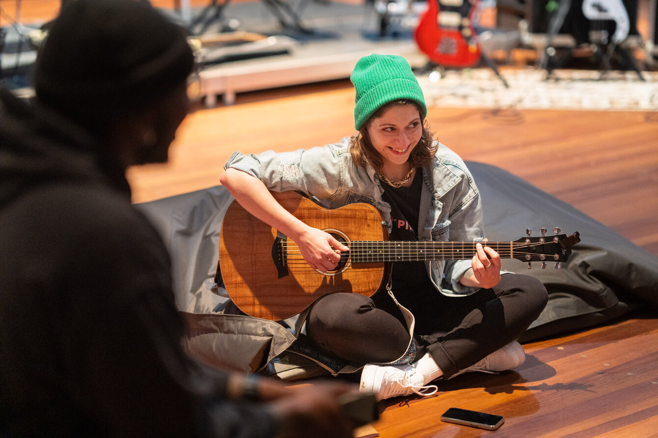 Jungs Frau mit Gitarre in der Hand