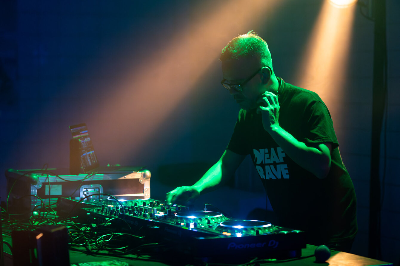 Troi Lee / Deaf Rave während eines DJ Sets