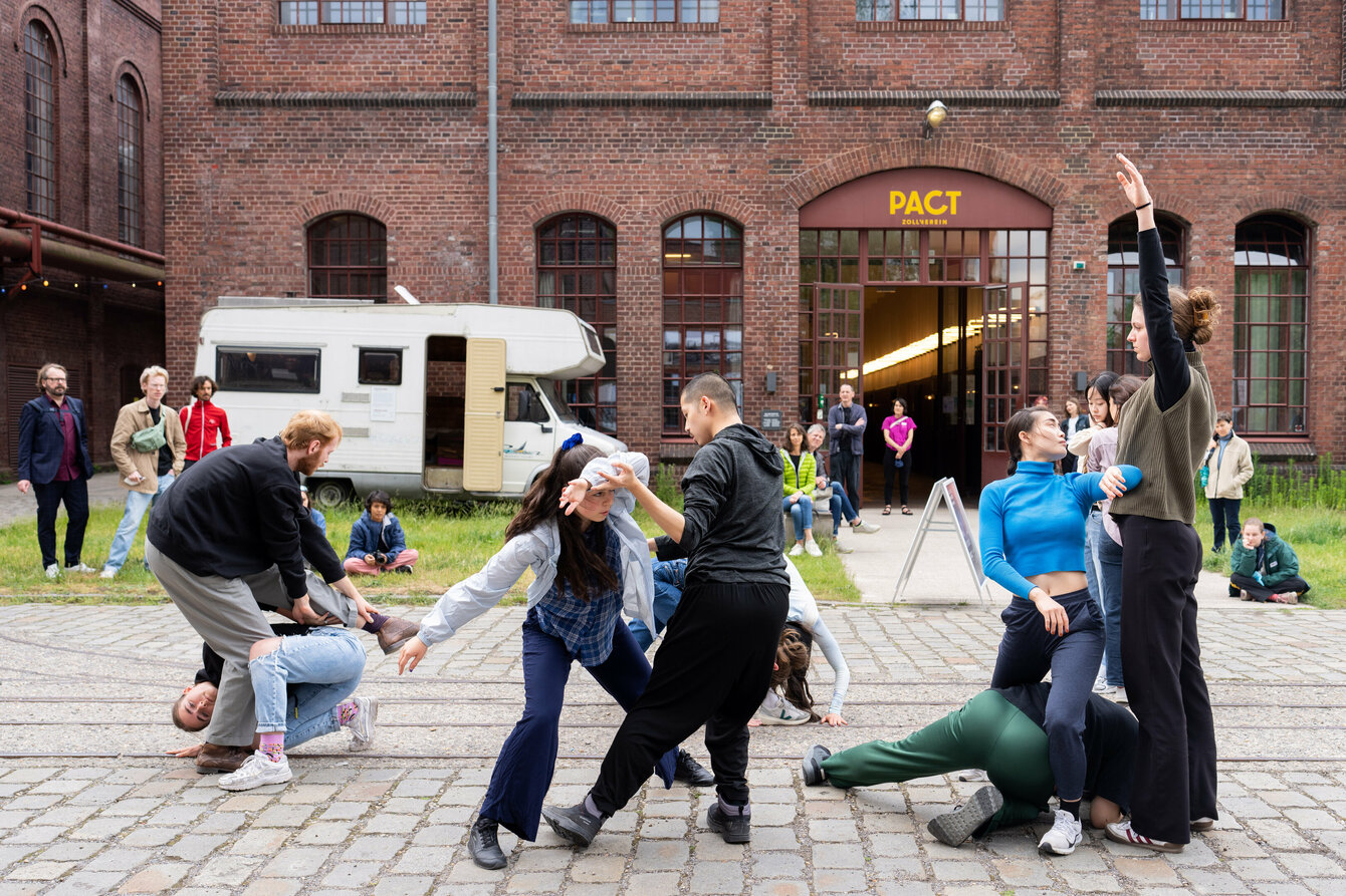 Tänzer:innen vor dem Gebäude von PACT Zollverein