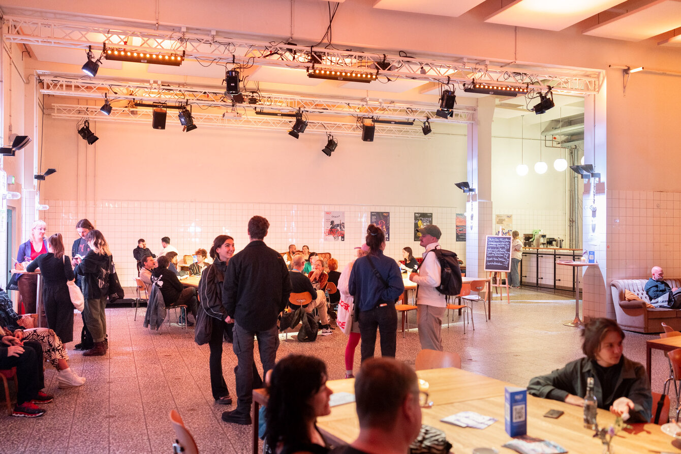 Das Foyer von PACT Zollverein mit vielen Menschen