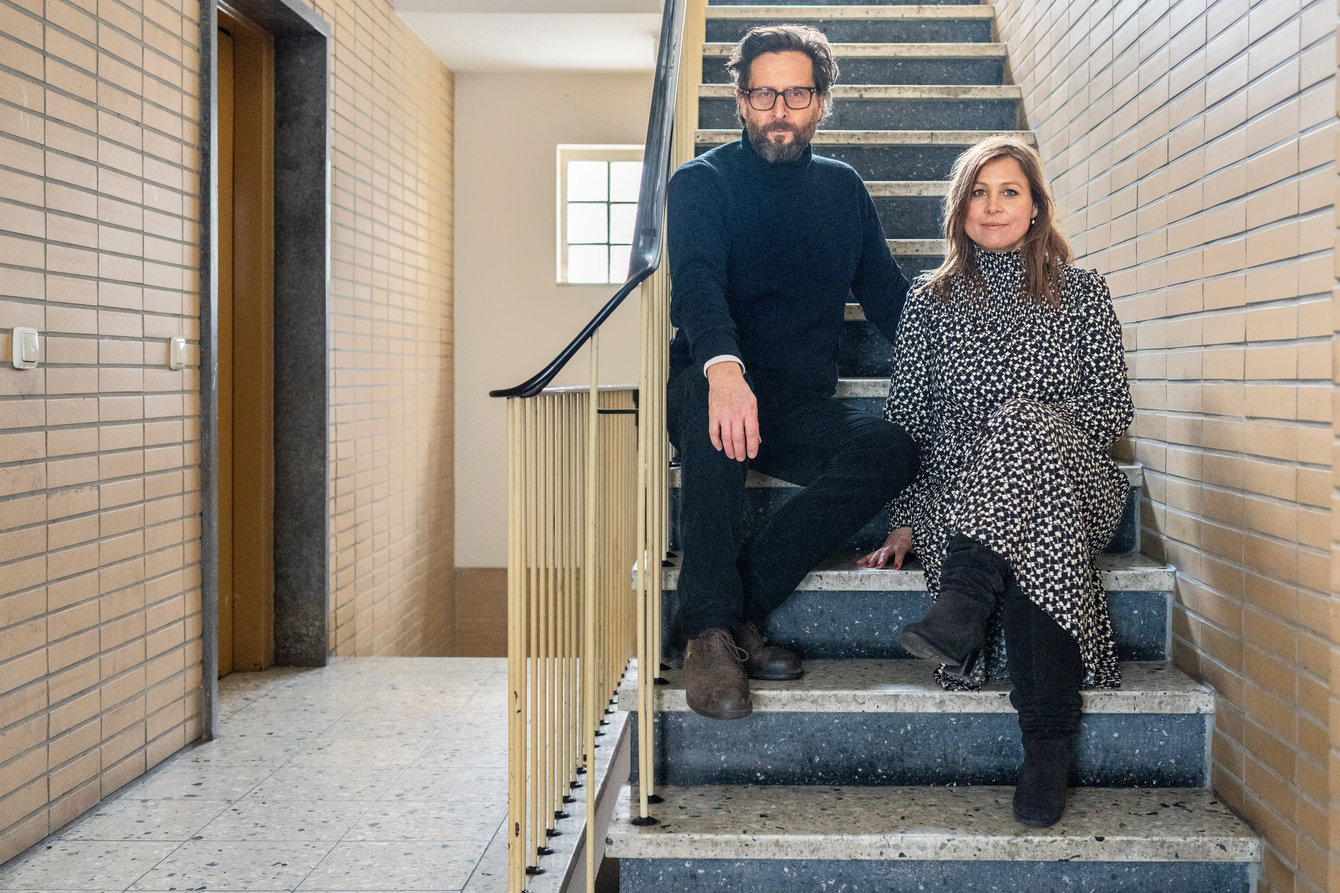 Das Künstler:innenduo Hofmann&Lindholm in einem Treppenhaus in Essen. 