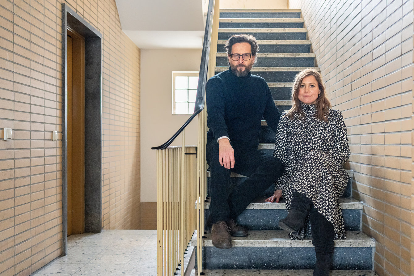 Sven Lindholm und Hannah Hofmann sitzen auf einer Treppe