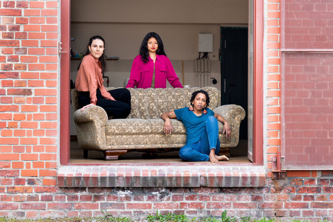 Gruppenbild von Sonja Reischl, Joana Kern, Wenta Ghebrehiwet