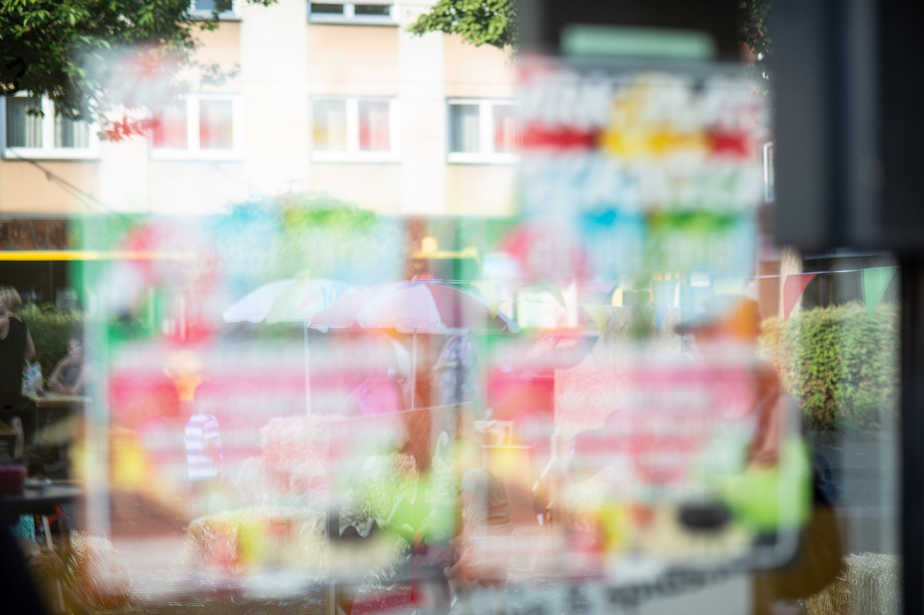 Hauswand spiegelt sich im Schaufenster 