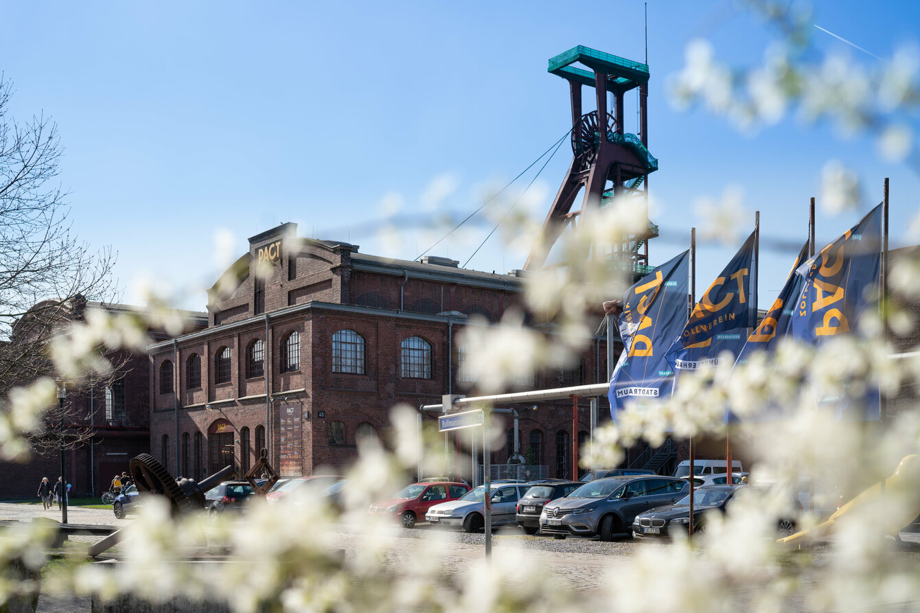 PACT Zollverein umgeben von Blüten