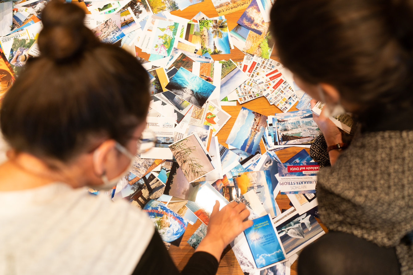 Beim Workshop von Birgit Schneider beschäftigen sich die Teilnehmerinnen mit Bildern des Klimawandels.