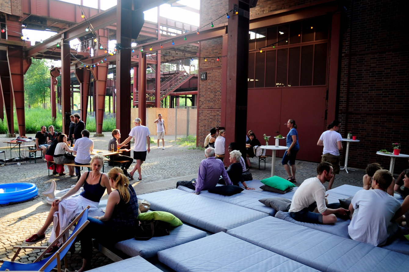 Menschen auf der Terrase von PACT Zollverein