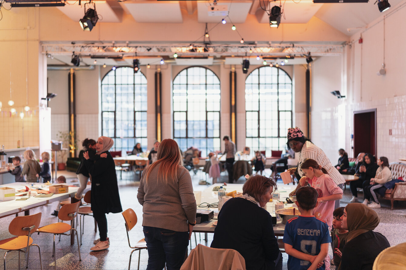 Einsicht in das Foyer von PACT Zollverein, man sieht spielende Kinder und Eltern