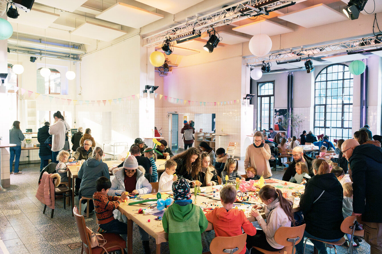 Kinder im Foyer von PACT Zollverein