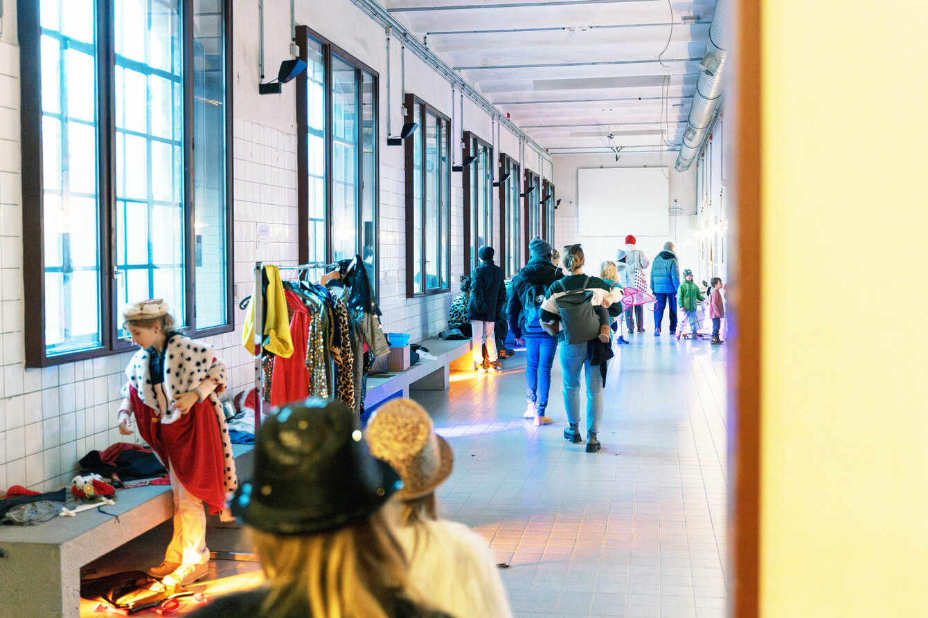 Kinder im Kachelfoyer von PACT Zollverein