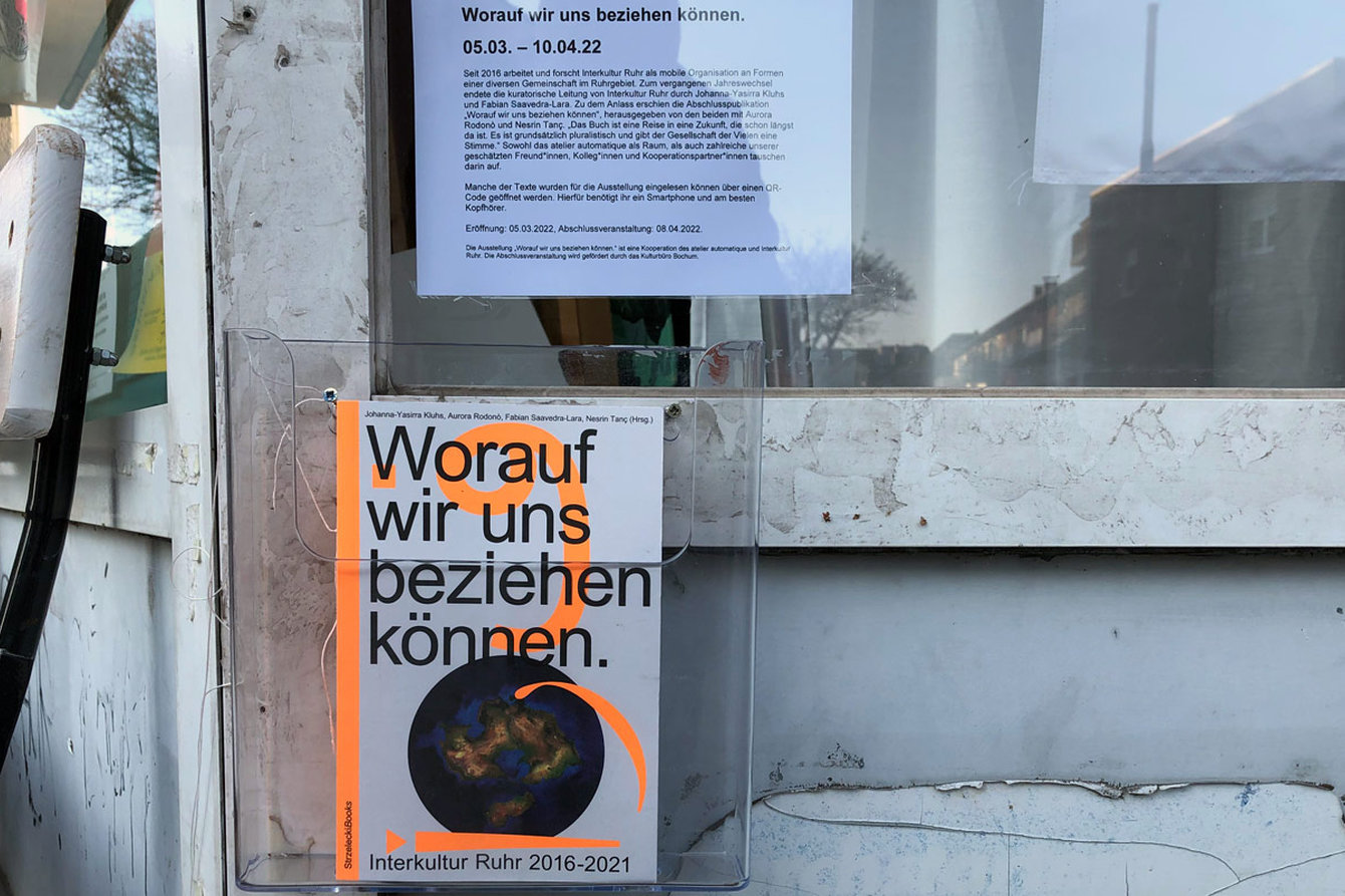 Das Buch "Worauf wir uns beziehen können" vor einem Fenster