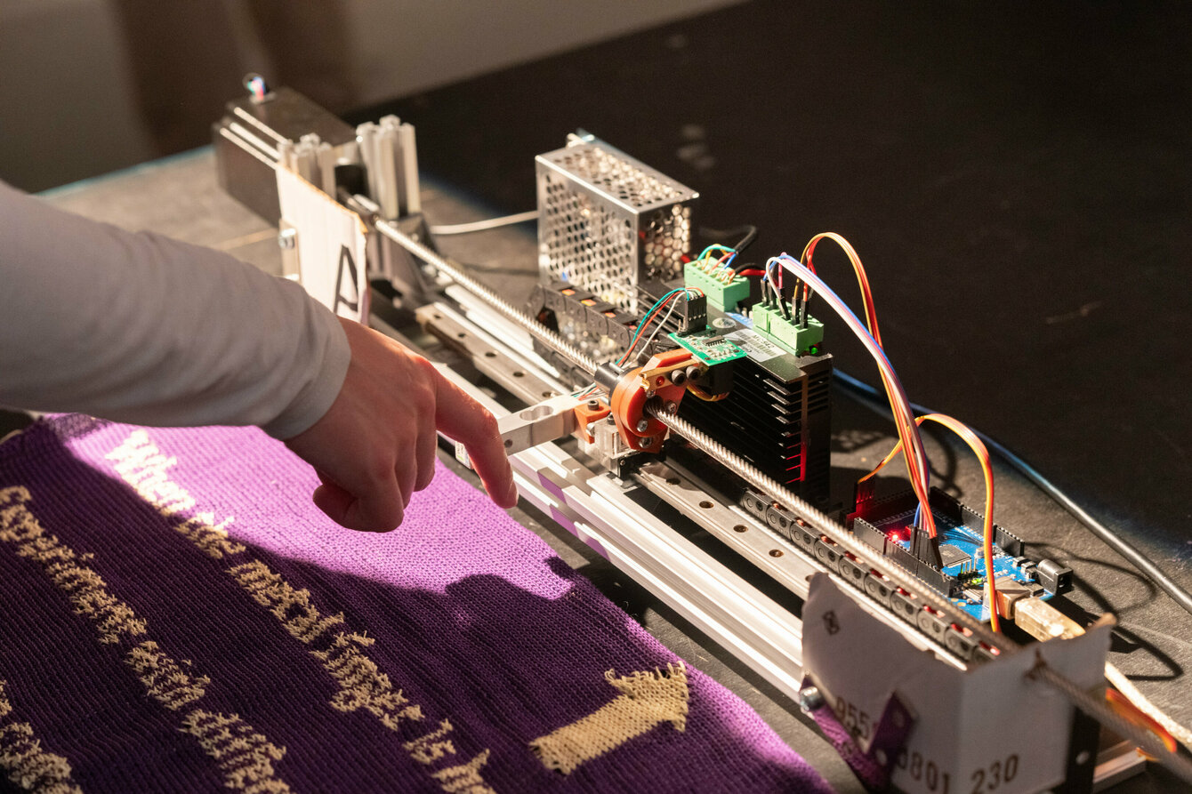 Nahaufnahme eines Nähroboters, die die dahinter stehende Elektrotechnik zeigt. 