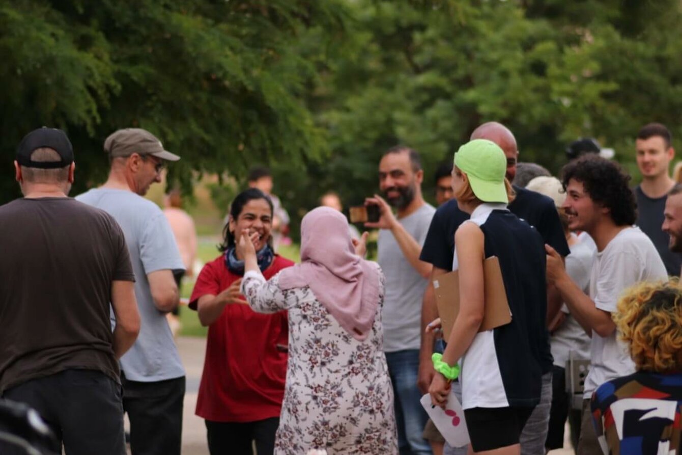 Eine Gruppe von Menschen in einem Park