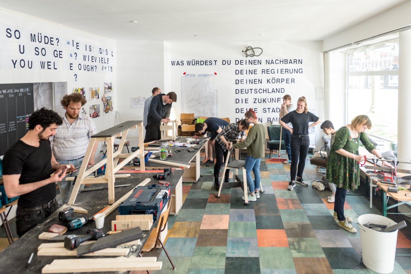 Leute bauen Holzmöbel in der WerkStadt