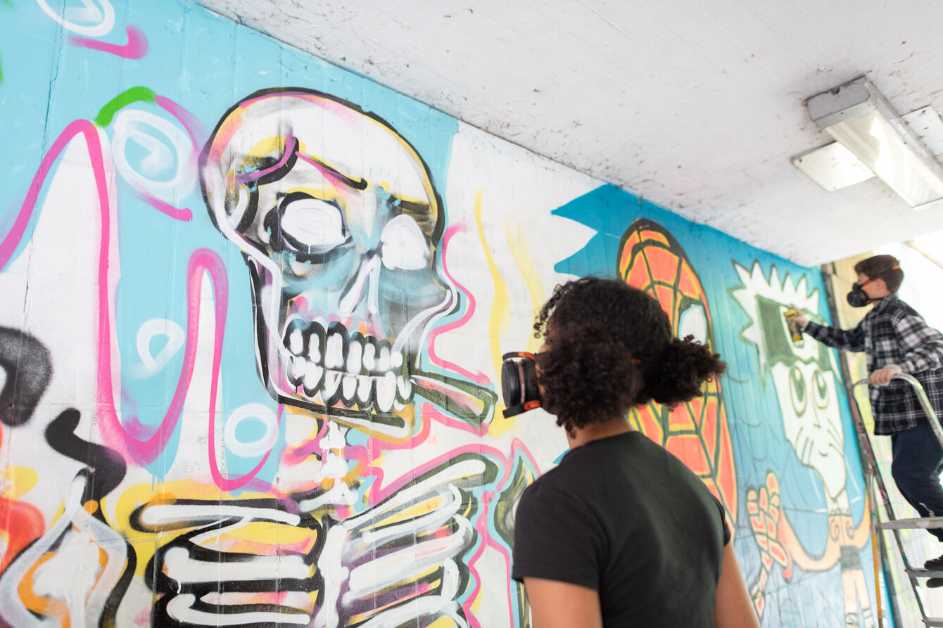 Kinder beim bemalen einer Graffitit-Wand in Essen Katernberg