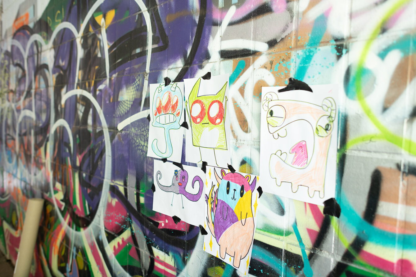 Kinder beim bemalen einer Graffitit-Wand in Essen Katernberg