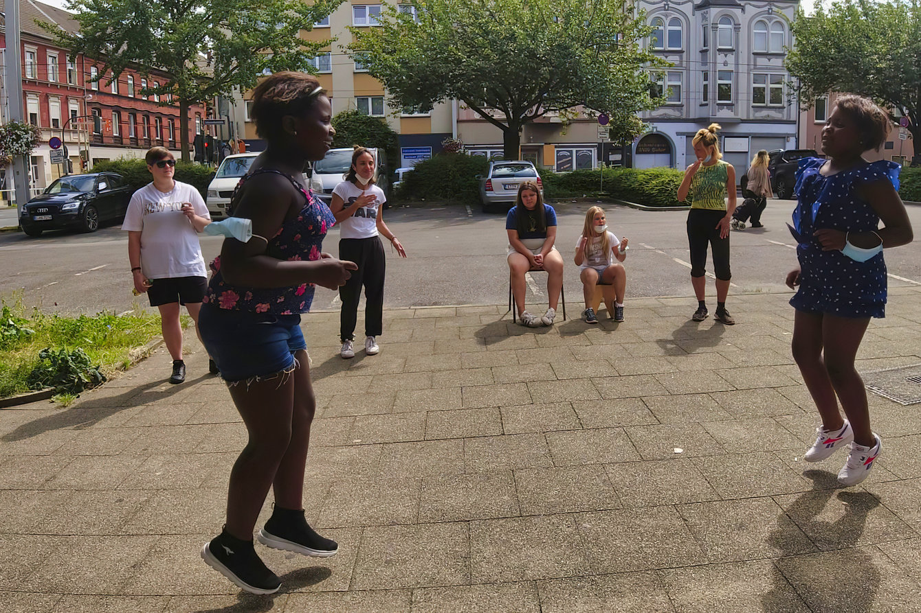 Teilnehmer:innen tanzen beim Workshop 