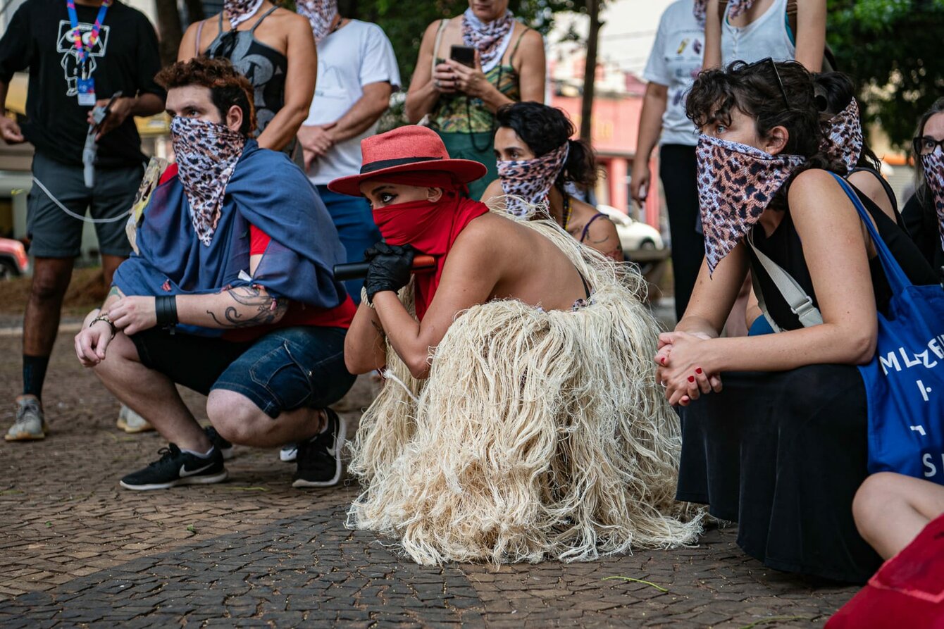 Eine Gruppe von Menschen mit halbvermummten Gesichtern