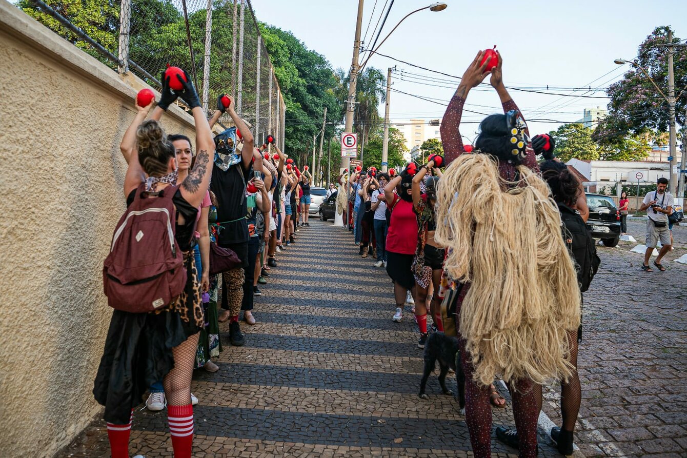 Eine Gruppe von Menschen mit verschiedener indigenen Kleidung