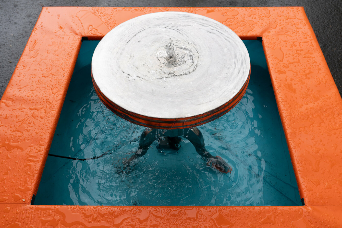 Eine Installation von Gregor Leiprecht. Ein Brunnen in Form eines Tisches
