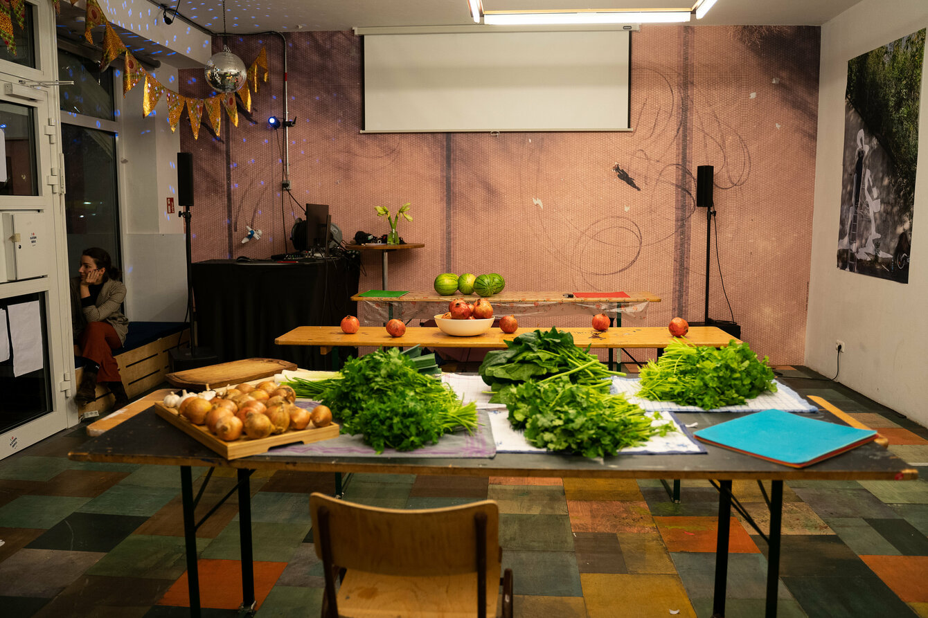 Zwei Tische voll mit frischem Gemüse und Kräutern