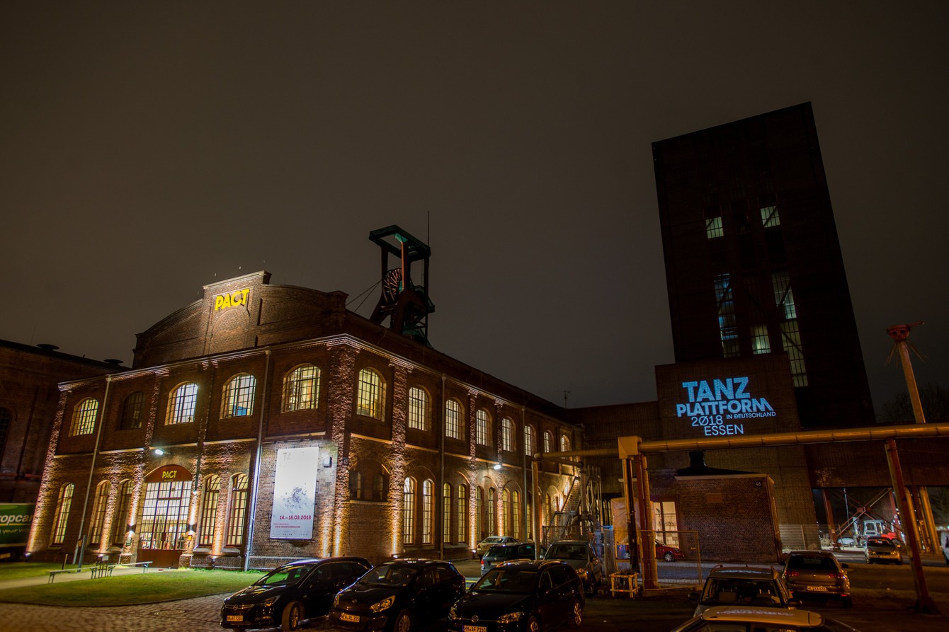 In Festbeleuchtung bei Nacht: PACT Zollverein, das Festivalzentrum