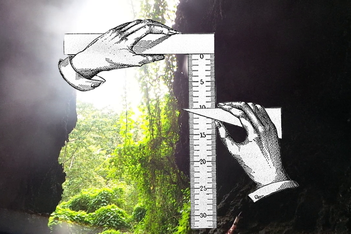 Wir sehen eine Collage. Zwei schwarz-weiß gezeichnete Hände halten auf dunklem Grund ein Maßband und vermessen eine dahinter liegende, moosbewachsene Waldfläche. Es handelt sich um ein Kunstwerk von Riyadhus Shalihin.