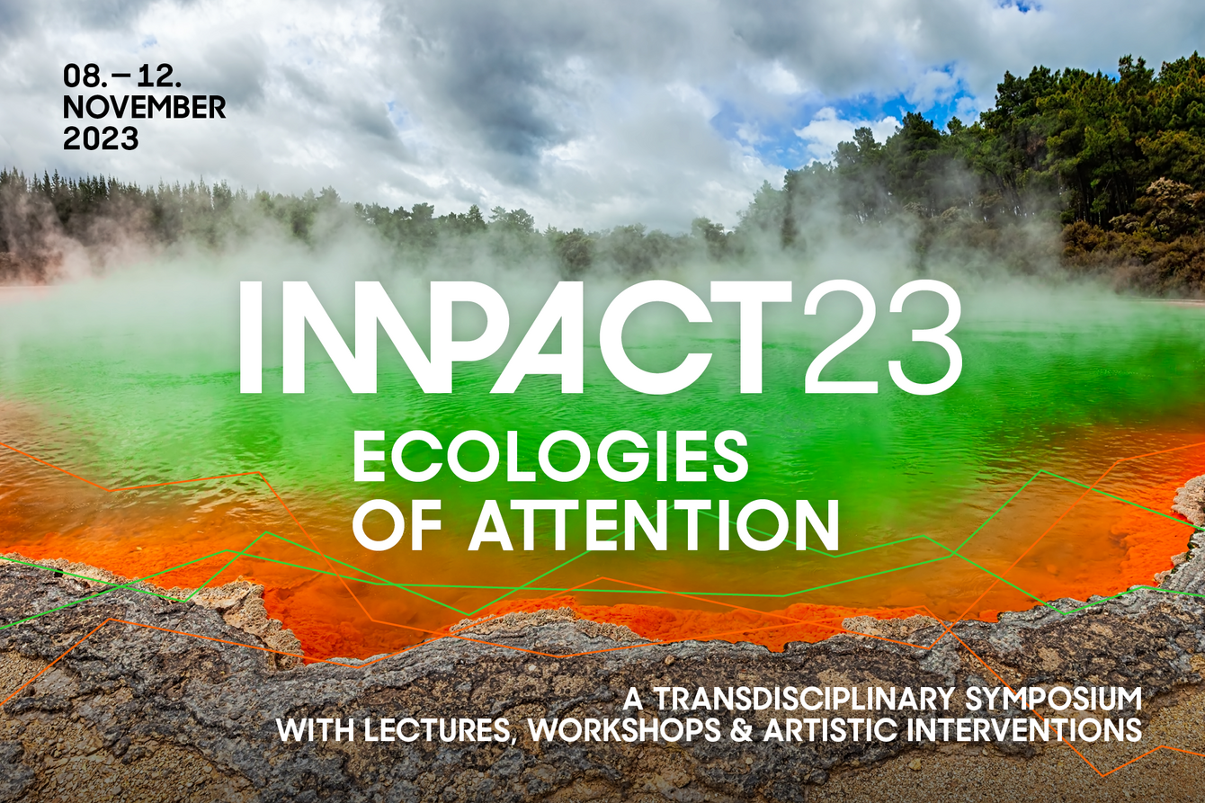 Eine Naturansicht eines Sees mit grünem und orangen Wasser, darüber der Schriftzug IMPACT23 Ecologies of Attention