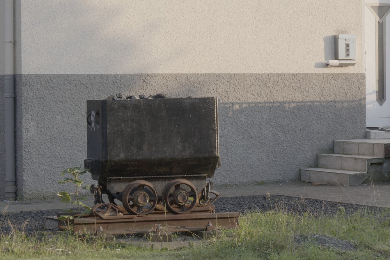 Ein Kohlenwagen vor einem Gebäude in Katernberg
