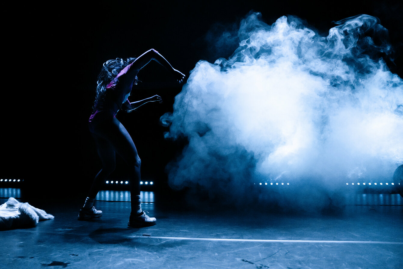 Eine Tänzerin auf der Bühne mit Nebel