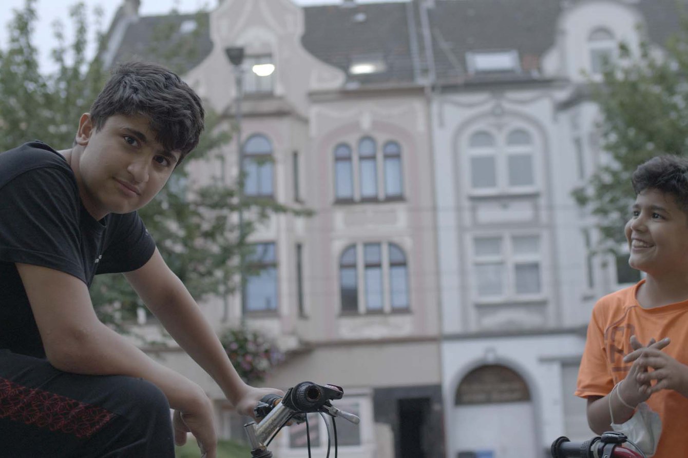 Zwei Jugendliche vor der WerkStadt in Essen Katernberg.