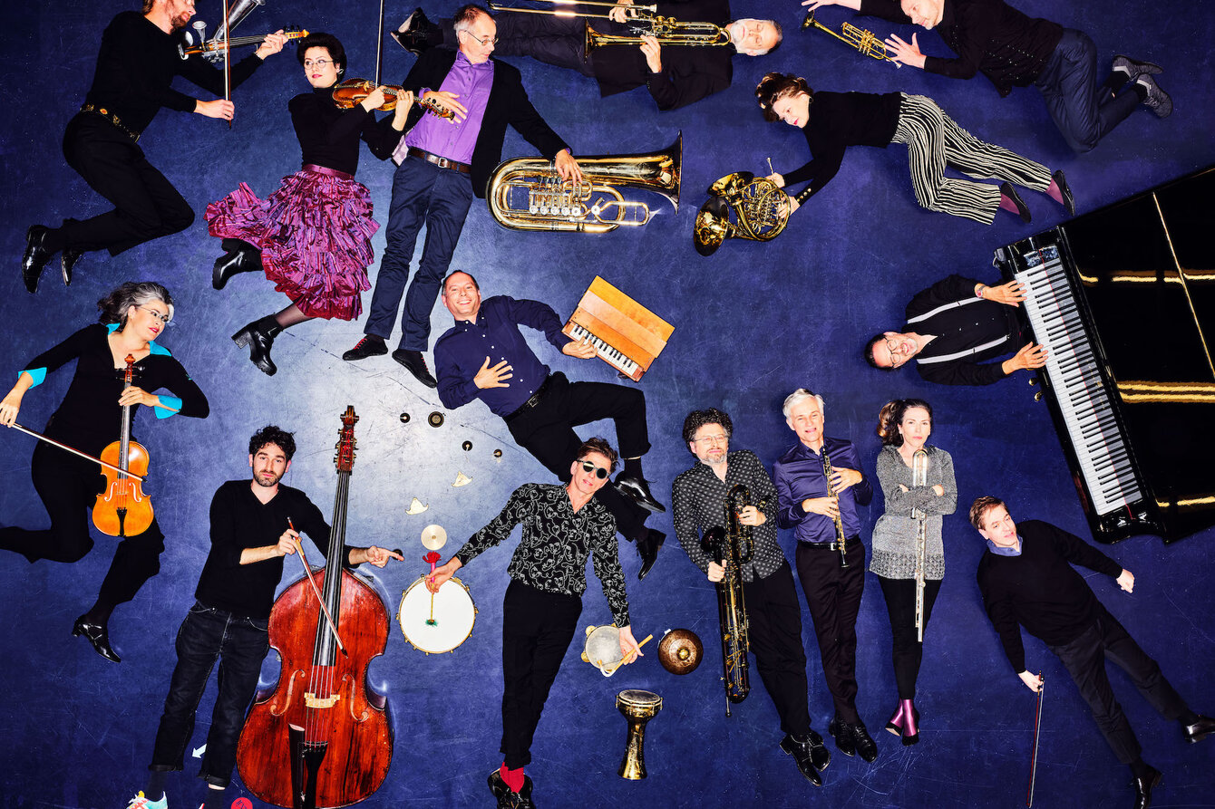 Das Ensemble Musikfabrik liegt mir ihren Instrumenten auf dem Boden