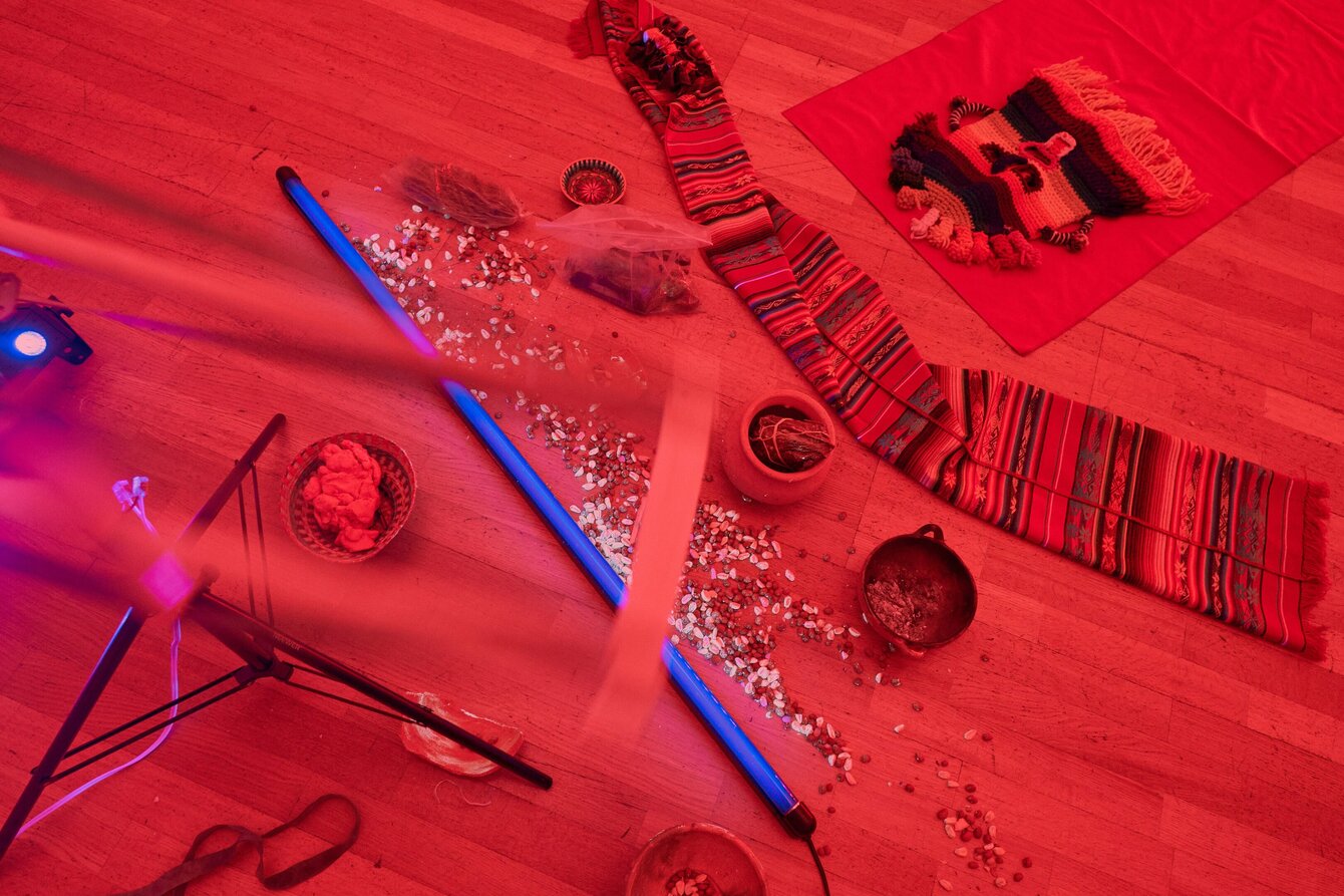 Verschiedene Gegenstände liegen in rotem Licht auf dem Boden