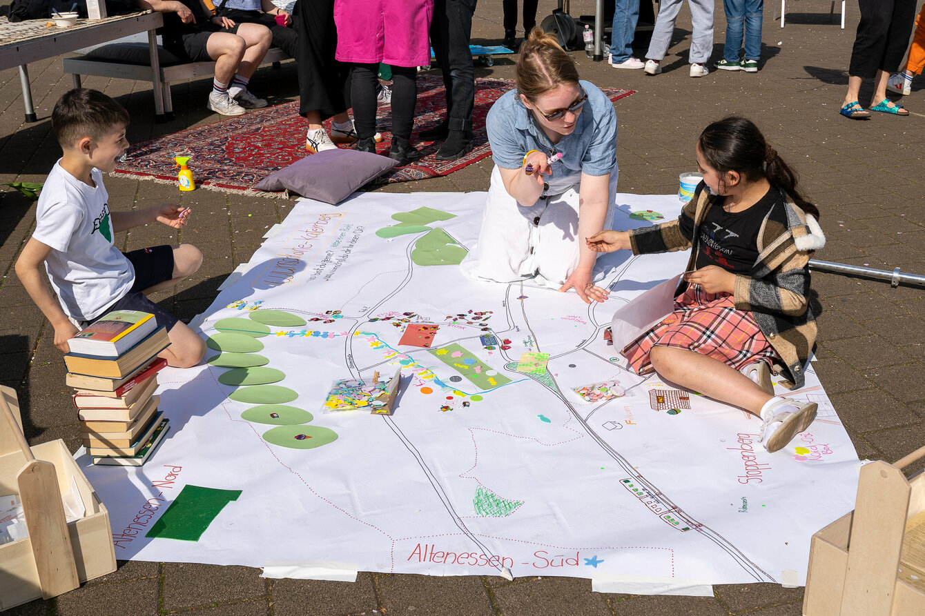 Kinder zeichnen auf einer Wunschkarte für Katernberg