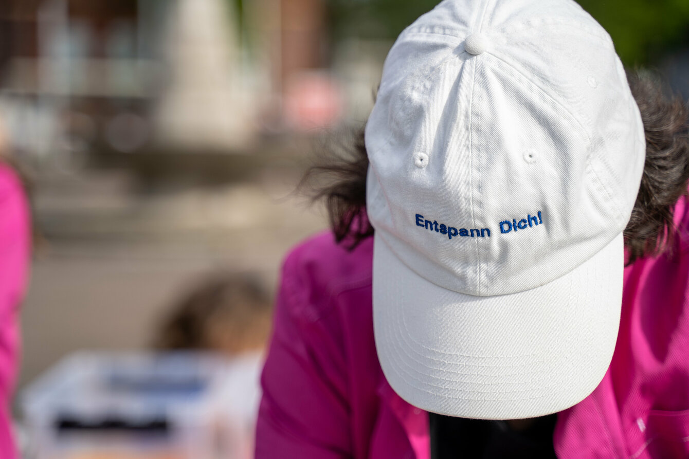 Basecap mit dem Schriftzug „Entspann dich!“