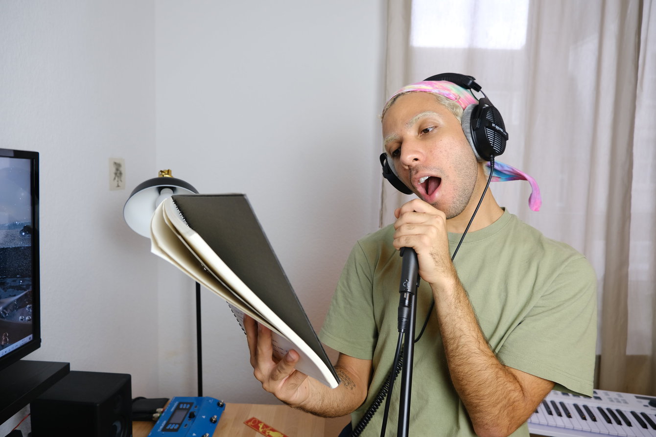Igor Meneses sings one of the lullabies written during their research process for ›After Present‹ at their bedroom studio