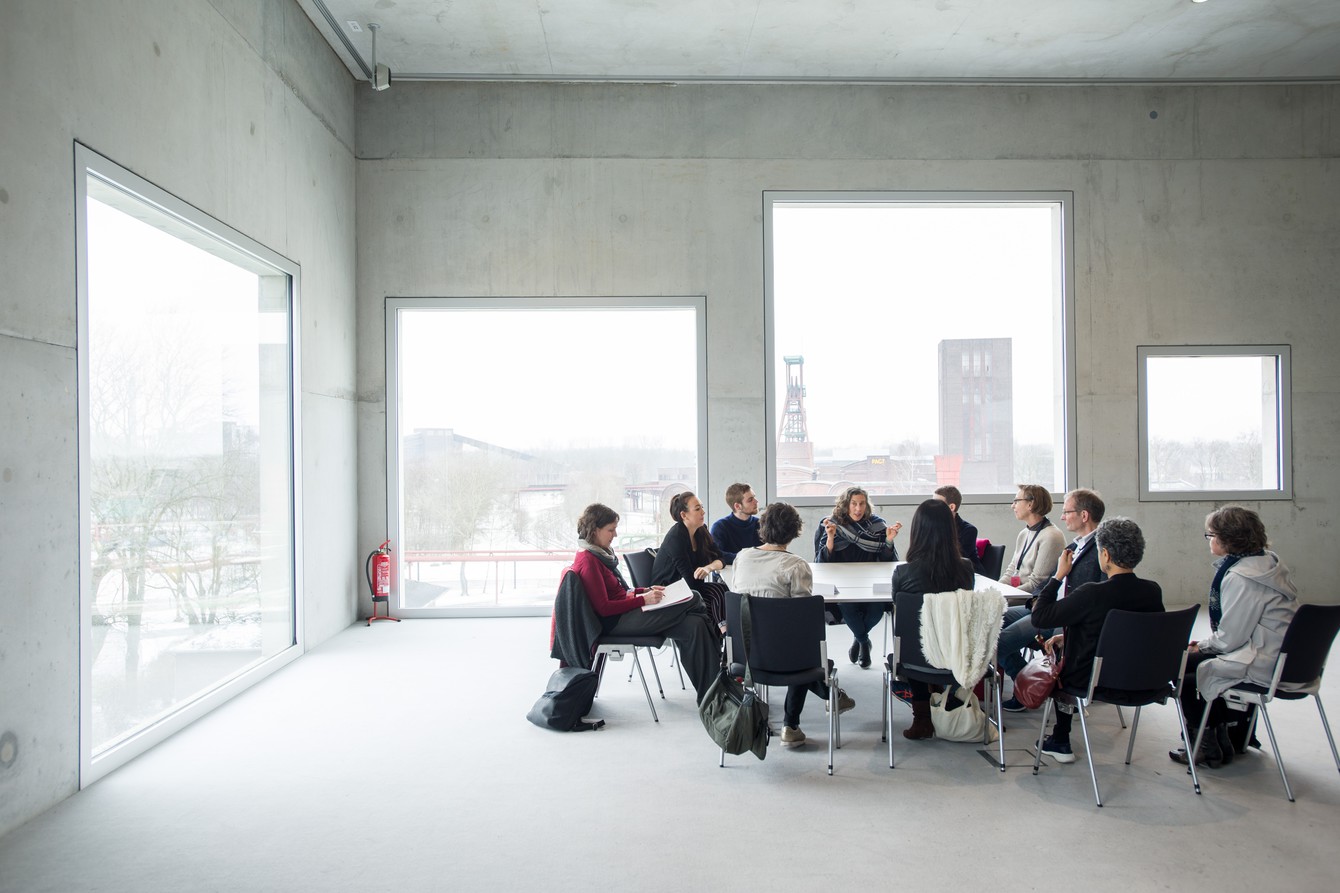 Die Assembly im Sanaa-Gebäude mit PACT im Hintergrund 