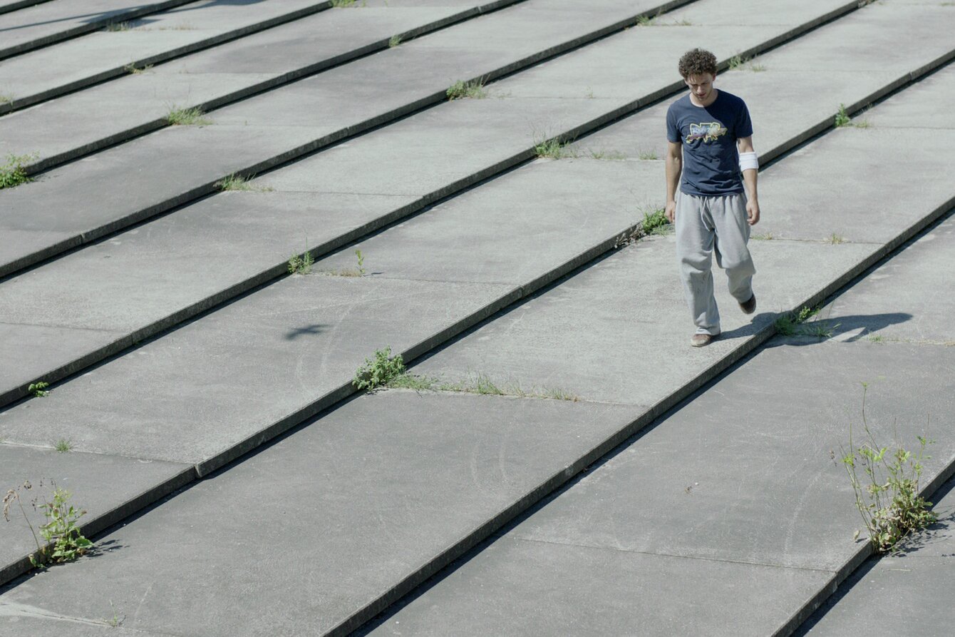 Ein Mensch läuft über Beton