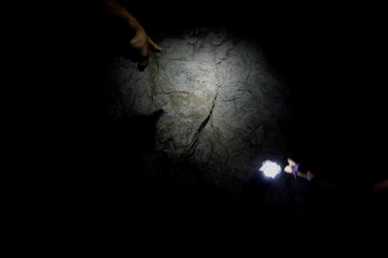 Eine Lampe leuchtet auf einen Stein in der Dunkelheit