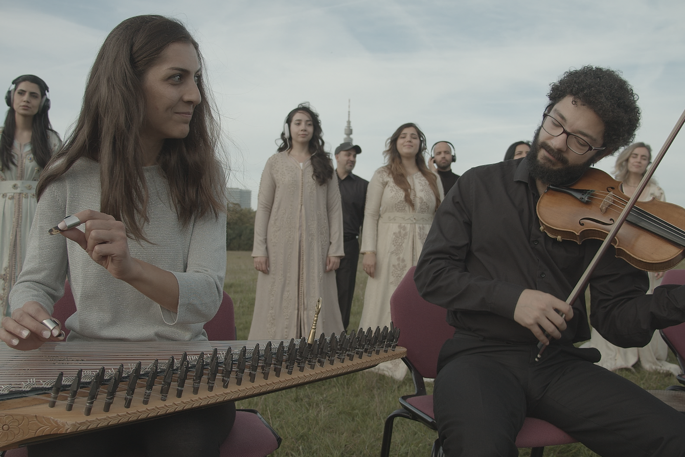 Menschen im Freien mit Musikinstrumenten