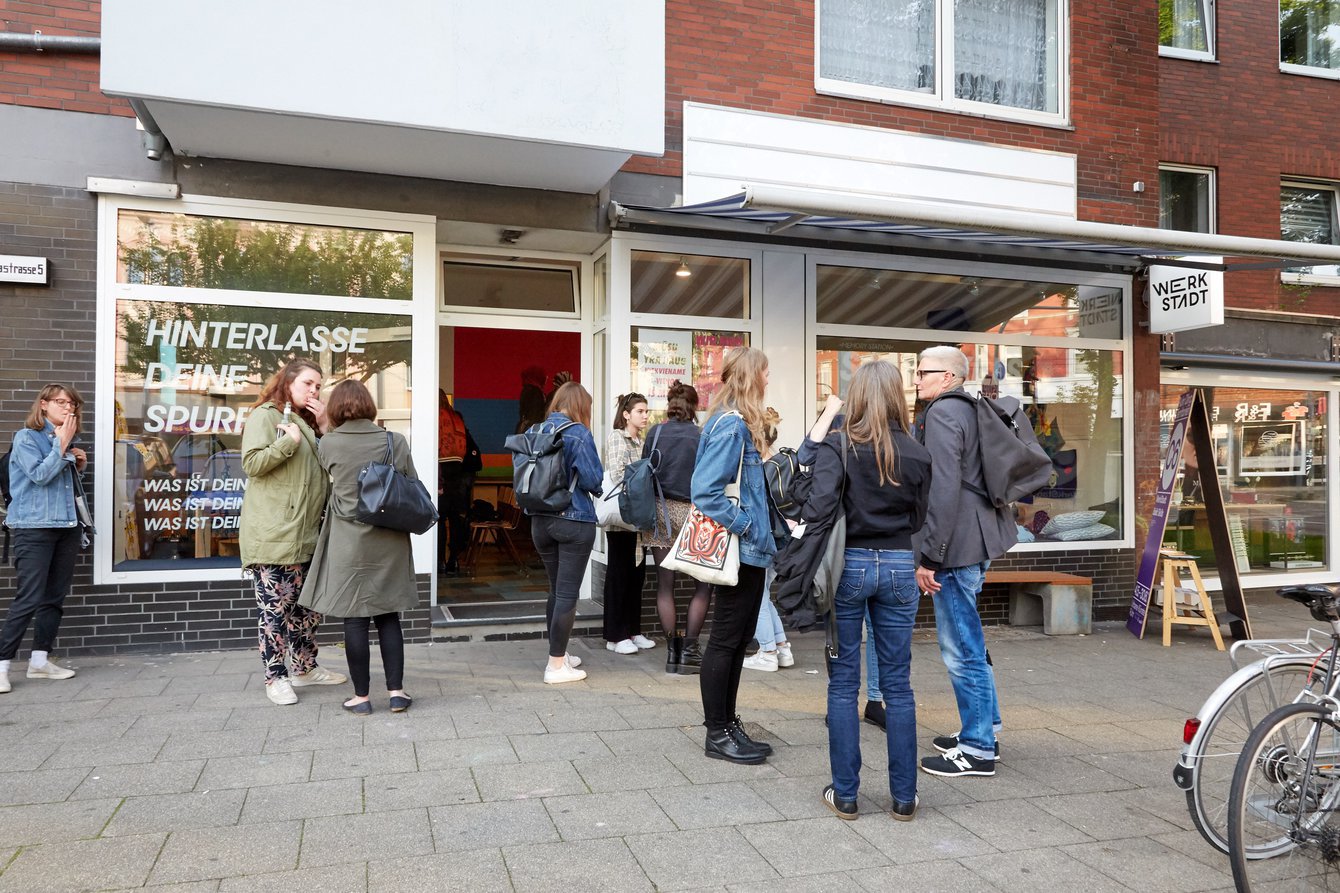 Menschen stehen sich unterhaltend vor der WerkStadt in Essen-Katernberg