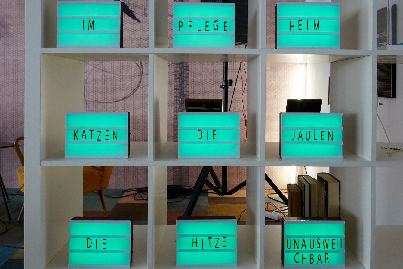 Leuchtkästen mit geschriebenen Worten