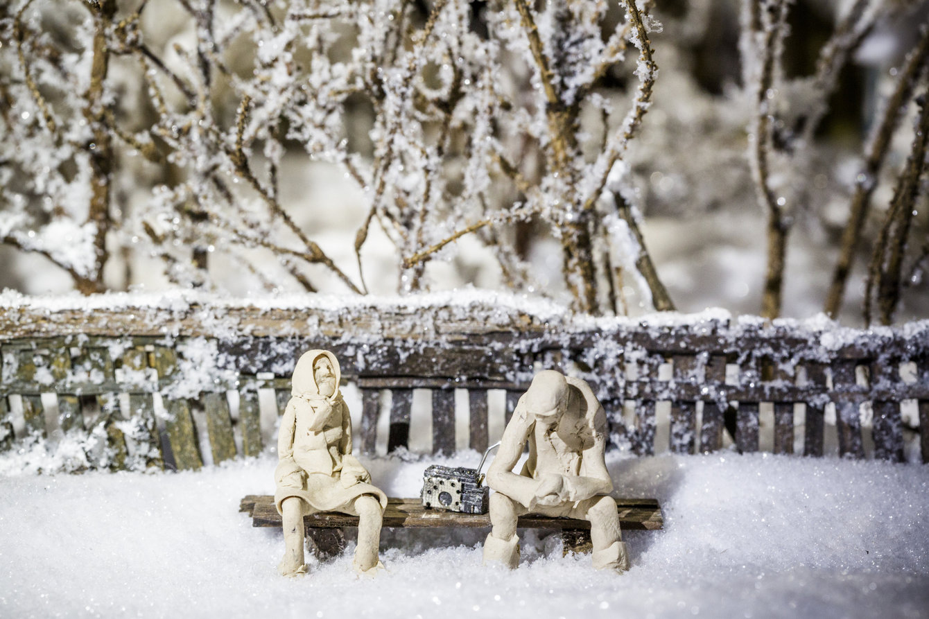 Geschnitzte Figuren in einer Winterlandschaft