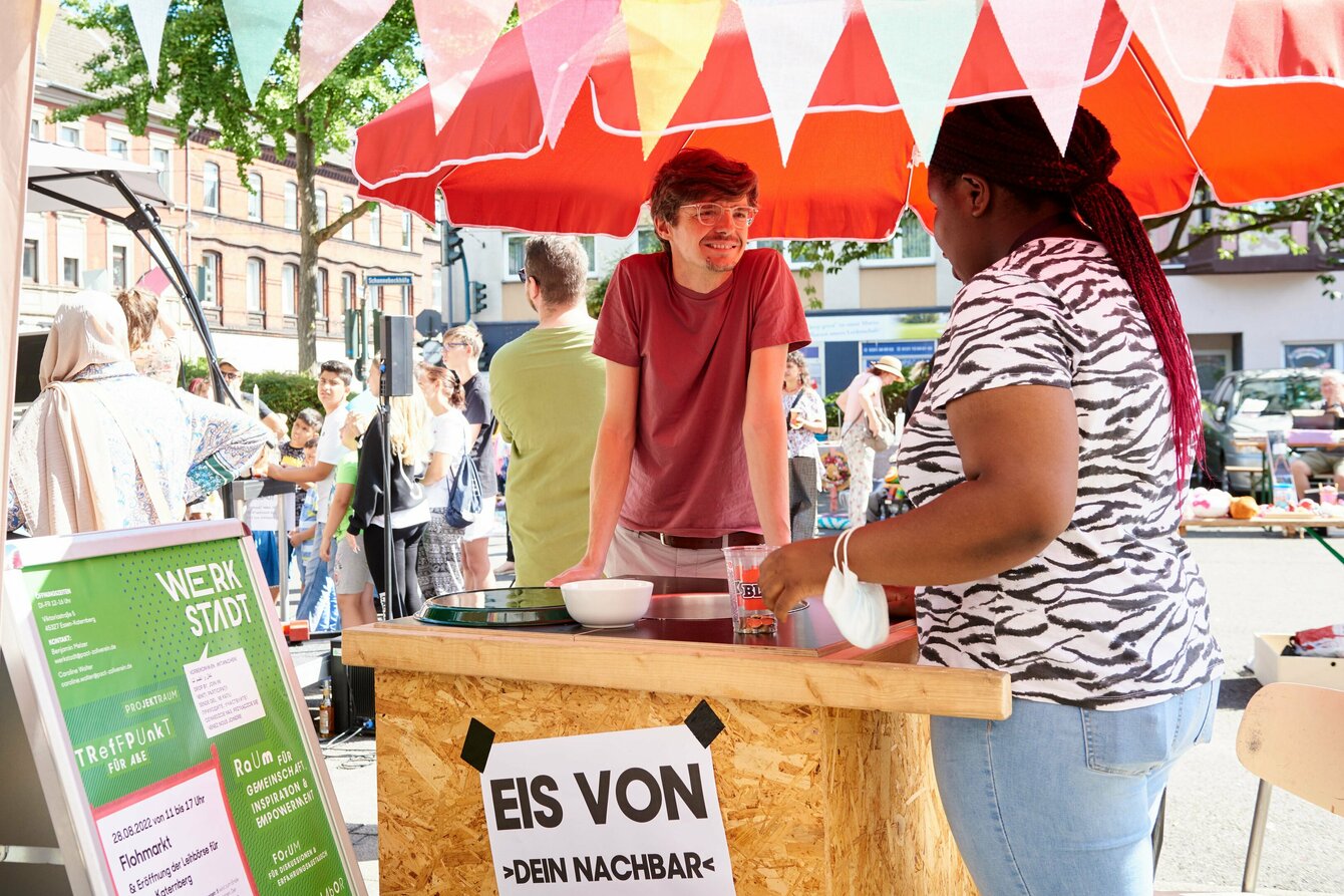 Eisstand beim Parkplatz-Flohmarkt in Essen Katernberg