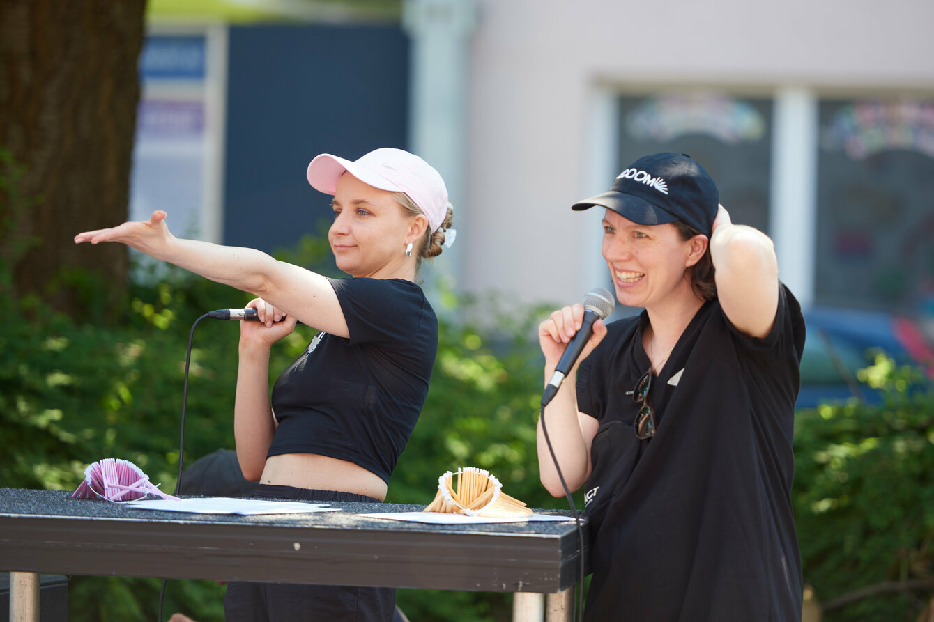 Josephine Findeisen und Verena Brakonier während der Moeration des Flohmarkts